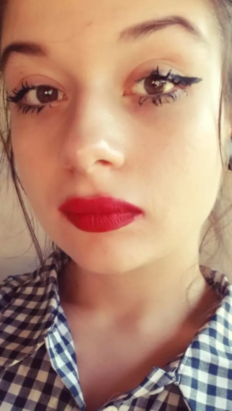 Ove djevojke kao da su se natjecale za najgoru &scaron;minku: Izgledaju nevjerojatno lo&scaron;e