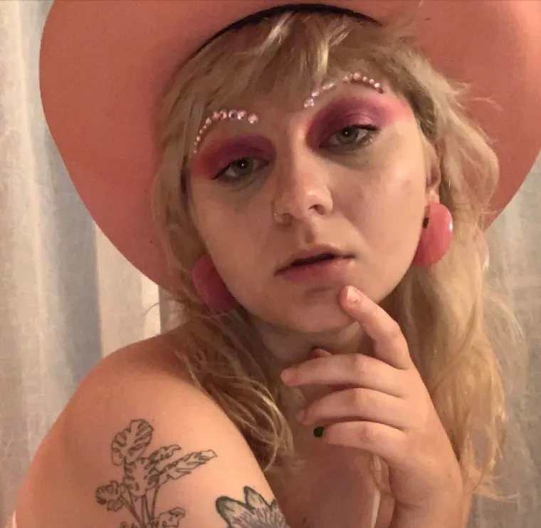 Ove djevojke kao da su se natjecale za najgoru &scaron;minku: Izgledaju nevjerojatno lo&scaron;e