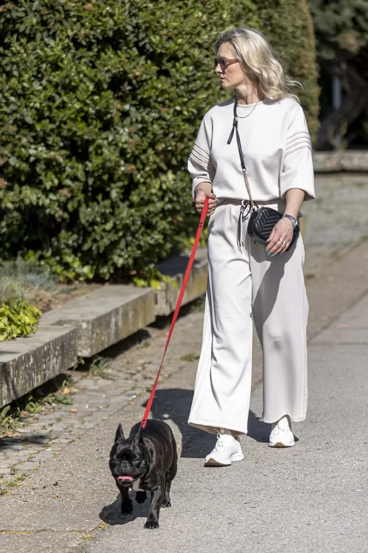 Kad se pojavi ovakva brineta, sve ostalo pada u drugi plan: Lijepa legica ukrala show