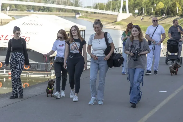 Kad se pojavi ovakva brineta, sve ostalo pada u drugi plan: Lijepa legica ukrala show