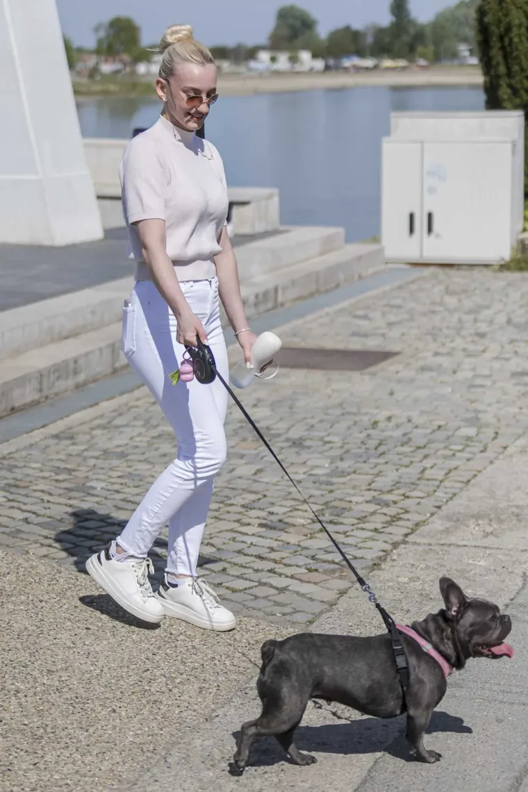 Kad se pojavi ovakva brineta, sve ostalo pada u drugi plan: Lijepa legica ukrala show