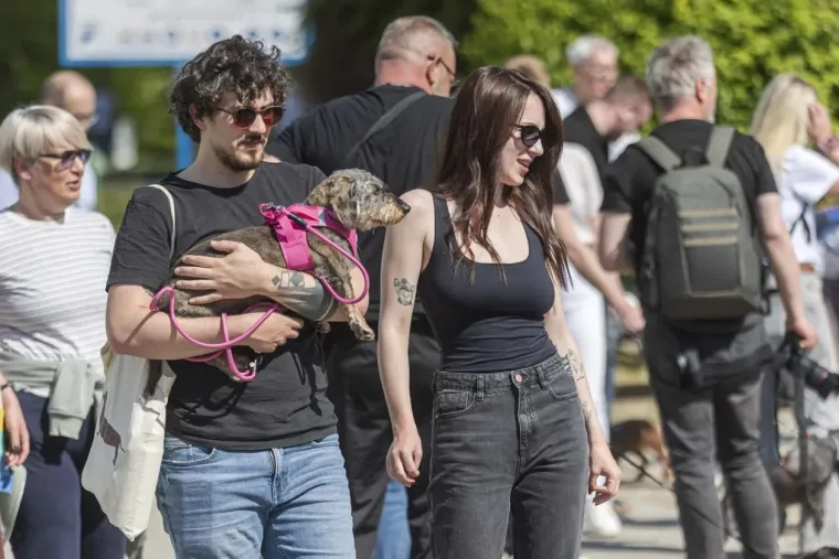 Kad se pojavi ovakva brineta, sve ostalo pada u drugi plan: Lijepa legica ukrala show