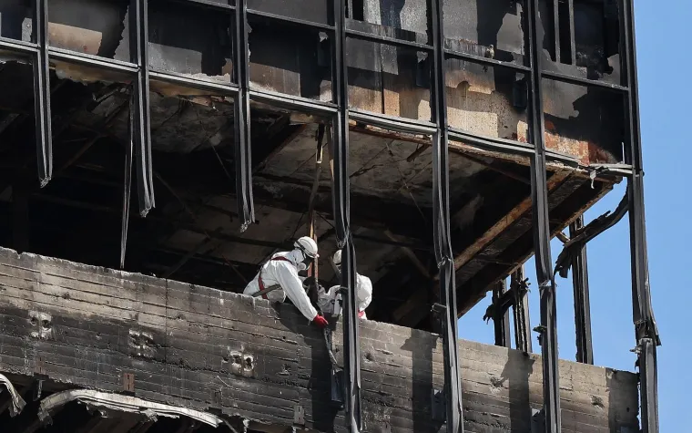 Ljudi u za&scaron;titnim odijelima u&scaron;li u Vjesnik! Pogledajte &scaron;to se događa na 16. katu