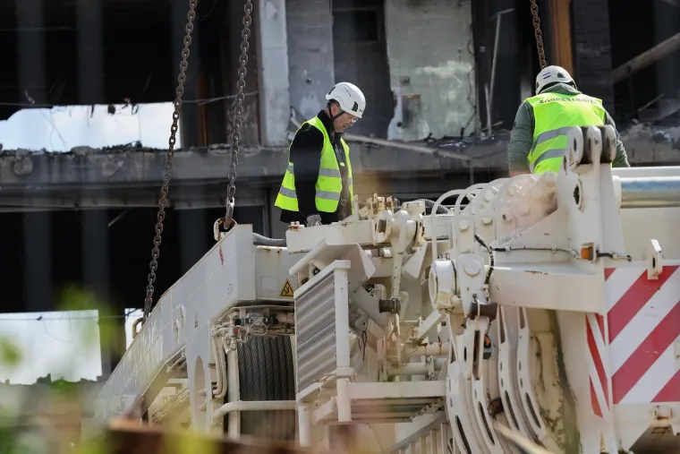 Ljudi u za&scaron;titnim odijelima u&scaron;li u Vjesnik! Pogledajte &scaron;to se događa na 16. katu