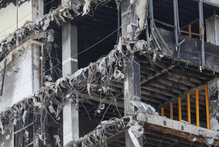 Ljudi u za&scaron;titnim odijelima u&scaron;li u Vjesnik! Pogledajte &scaron;to se događa na 16. katu