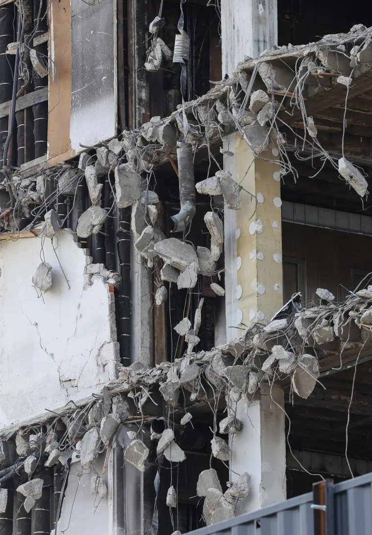 Ljudi u za&scaron;titnim odijelima u&scaron;li u Vjesnik! Pogledajte &scaron;to se događa na 16. katu