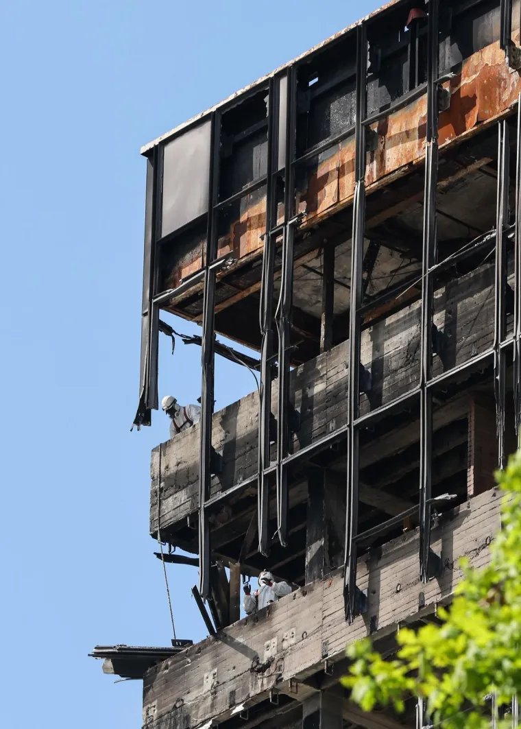 Ljudi u za&scaron;titnim odijelima u&scaron;li u Vjesnik! Pogledajte &scaron;to se događa na 16. katu