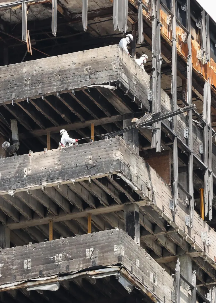 Ljudi u za&scaron;titnim odijelima u&scaron;li u Vjesnik! Pogledajte &scaron;to se događa na 16. katu