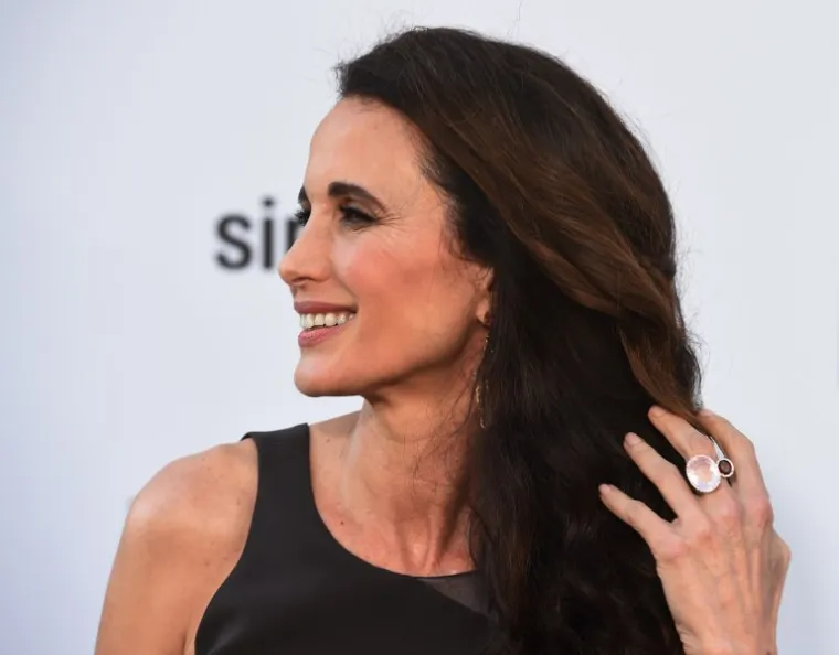 Sijede kovrče, očaravajući osmijeh: Anđeoski lijepa Andie MacDowell slavi 68., a i dalje oduzima dah