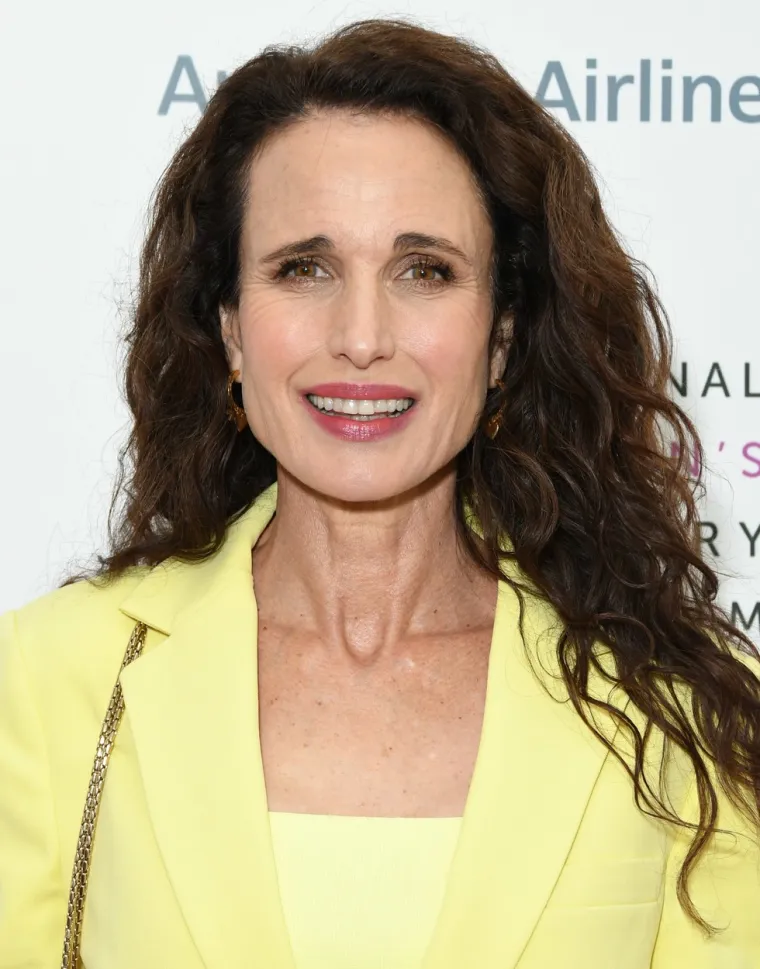 Sijede kovrče, očaravajući osmijeh: Anđeoski lijepa Andie MacDowell slavi 68., a i dalje oduzima dah