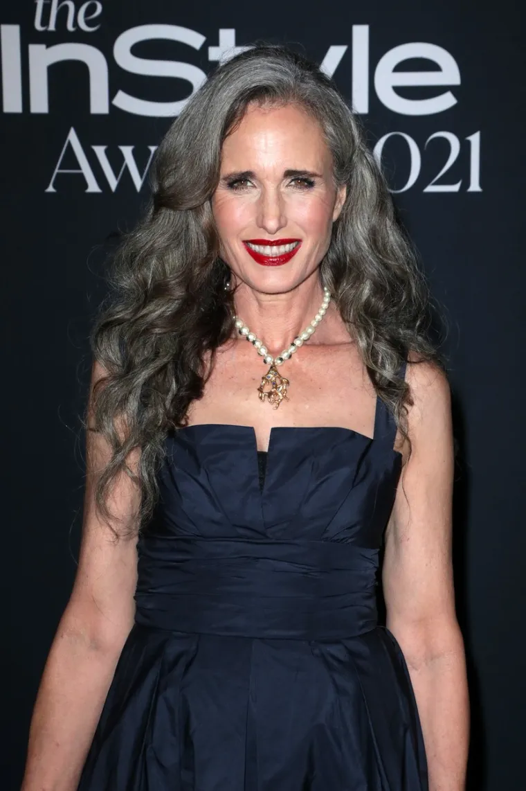 Sijede kovrče, očaravajući osmijeh: Anđeoski lijepa Andie MacDowell slavi 68., a i dalje oduzima dah