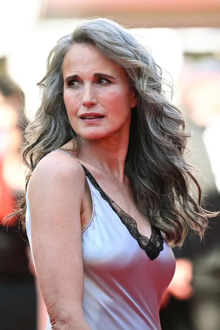 Sijede kovrče, očaravajući osmijeh: Anđeoski lijepa Andie MacDowell slavi 68., a i dalje oduzima dah