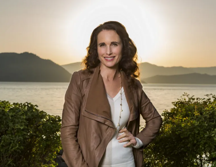 Sijede kovrče, očaravajući osmijeh: Anđeoski lijepa Andie MacDowell slavi 68., a i dalje oduzima dah