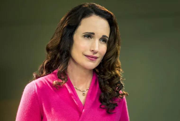 Sijede kovrče, očaravajući osmijeh: Anđeoski lijepa Andie MacDowell slavi 68., a i dalje oduzima dah