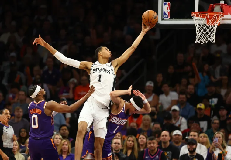 NBA zvijezda doživjela morbidnu ozljedu: Glavom udario o parket pa hitno napustio utakmicu