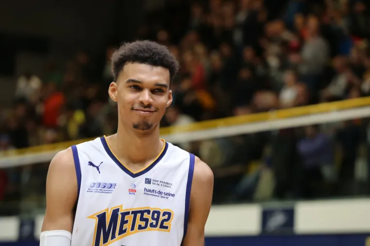 NBA zvijezda doživjela morbidnu ozljedu: Glavom udario o parket pa hitno napustio utakmicu