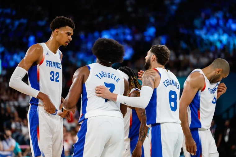 NBA zvijezda doživjela morbidnu ozljedu: Glavom udario o parket pa hitno napustio utakmicu