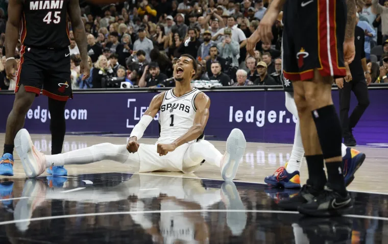 NBA zvijezda doživjela morbidnu ozljedu: Glavom udario o parket pa hitno napustio utakmicu