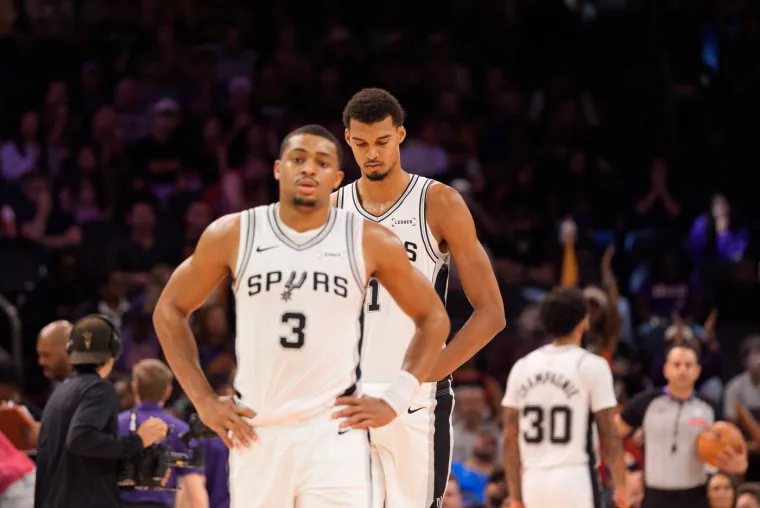 NBA zvijezda doživjela morbidnu ozljedu: Glavom udario o parket pa hitno napustio utakmicu