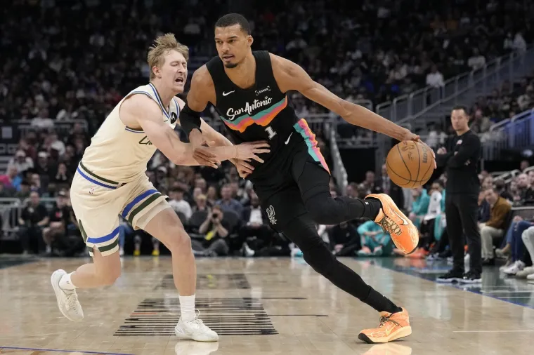 NBA zvijezda doživjela morbidnu ozljedu: Glavom udario o parket pa hitno napustio utakmicu