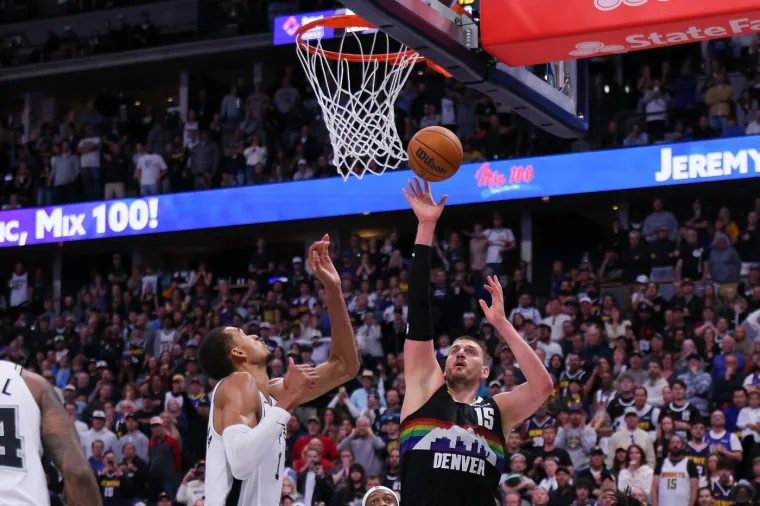 NBA zvijezda doživjela morbidnu ozljedu: Glavom udario o parket pa hitno napustio utakmicu