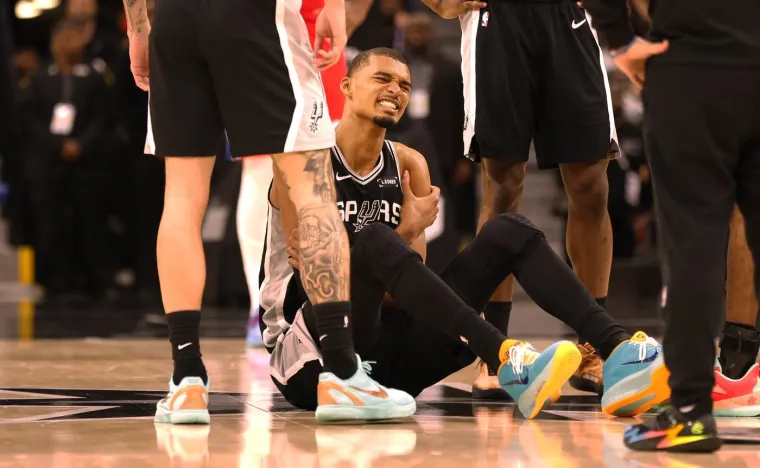 NBA zvijezda doživjela morbidnu ozljedu: Glavom udario o parket pa hitno napustio utakmicu