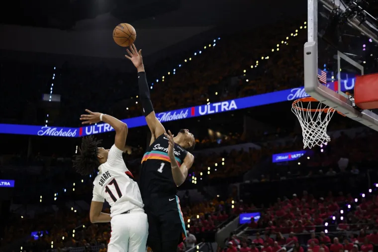 NBA zvijezda doživjela morbidnu ozljedu: Glavom udario o parket pa hitno napustio utakmicu