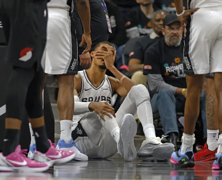 NBA zvijezda doživjela morbidnu ozljedu: Glavom udario o parket pa hitno napustio utakmicu