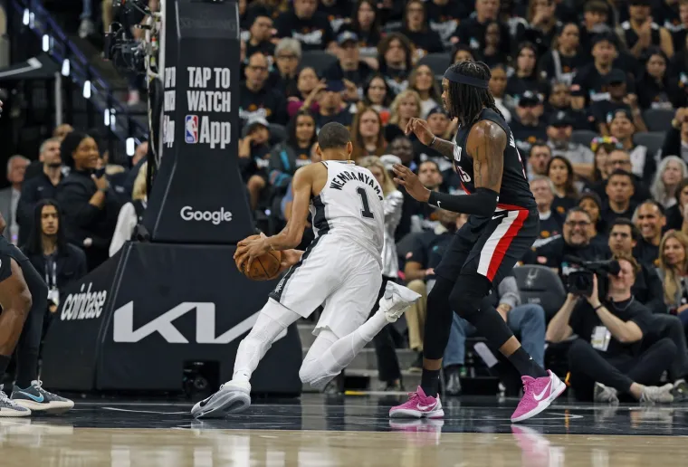 NBA zvijezda doživjela morbidnu ozljedu: Glavom udario o parket pa hitno napustio utakmicu