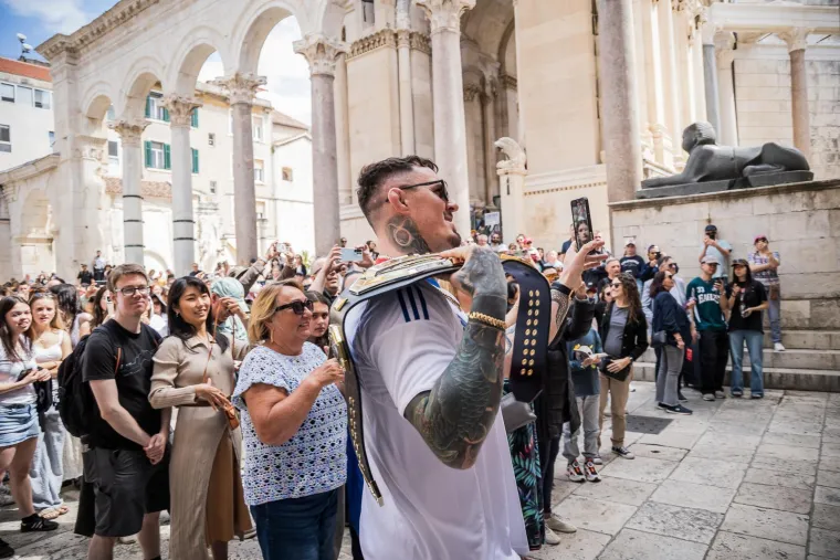 UFC prvak zapalio Split: Aspinall nosio dres Hajduka pa odu&scaron;evio svojom pojavom na Peristilu