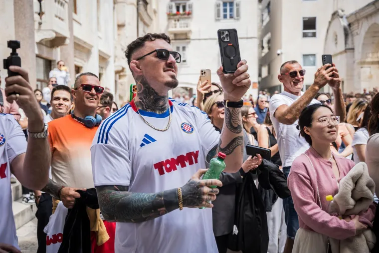 UFC prvak zapalio Split: Aspinall nosio dres Hajduka pa odu&scaron;evio svojom pojavom na Peristilu