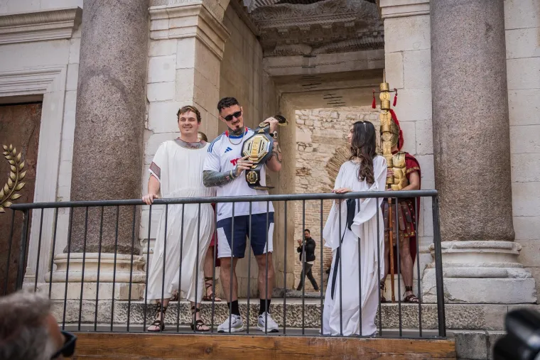 UFC prvak zapalio Split: Aspinall nosio dres Hajduka pa odu&scaron;evio svojom pojavom na Peristilu