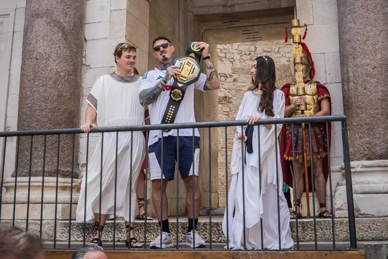 UFC prvak zapalio Split: Aspinall nosio dres Hajduka pa odu&scaron;evio svojom pojavom na Peristilu