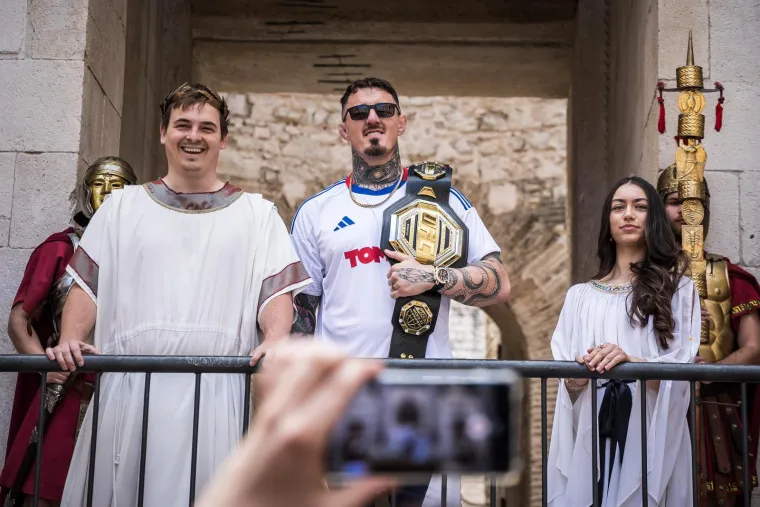 UFC prvak zapalio Split: Aspinall nosio dres Hajduka pa odu&scaron;evio svojom pojavom na Peristilu