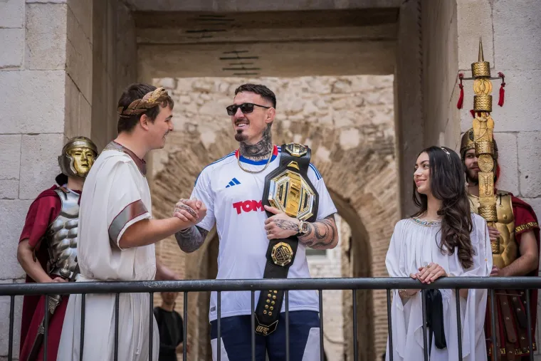 UFC prvak zapalio Split: Aspinall nosio dres Hajduka pa odu&scaron;evio svojom pojavom na Peristilu