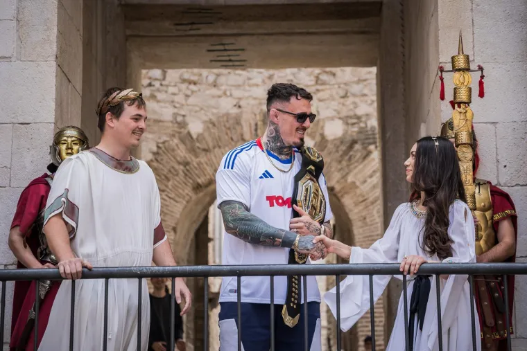 UFC prvak zapalio Split: Aspinall nosio dres Hajduka pa odu&scaron;evio svojom pojavom na Peristilu