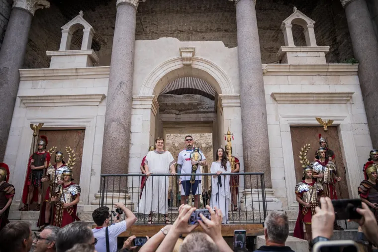 UFC prvak zapalio Split: Aspinall nosio dres Hajduka pa odu&scaron;evio svojom pojavom na Peristilu