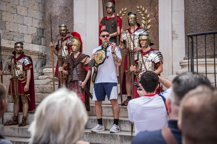 UFC prvak zapalio Split: Aspinall nosio dres Hajduka pa odu&scaron;evio svojom pojavom na Peristilu