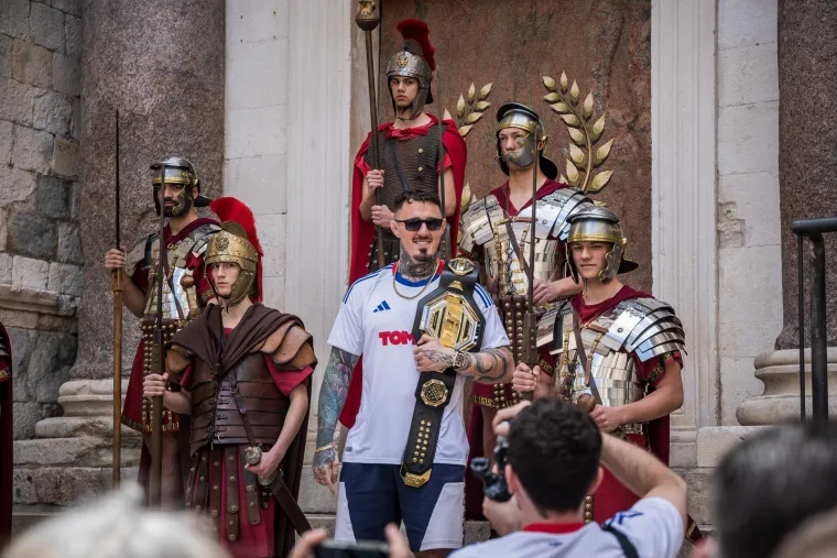 UFC prvak zapalio Split: Aspinall nosio dres Hajduka pa odu&scaron;evio svojom pojavom na Peristilu