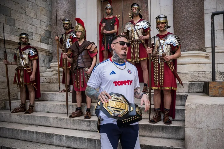 UFC prvak zapalio Split: Aspinall nosio dres Hajduka pa odu&scaron;evio svojom pojavom na Peristilu