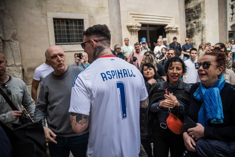 UFC prvak zapalio Split: Aspinall nosio dres Hajduka pa odu&scaron;evio svojom pojavom na Peristilu