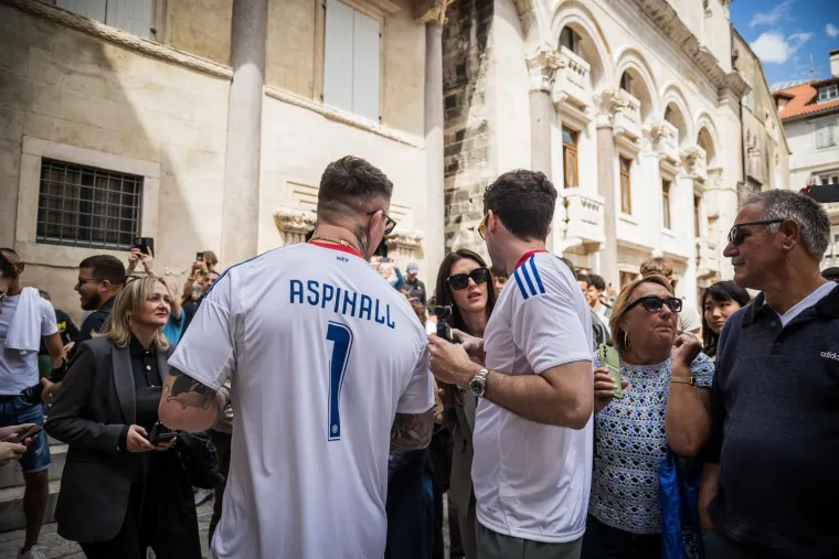 UFC prvak zapalio Split: Aspinall nosio dres Hajduka pa odu&scaron;evio svojom pojavom na Peristilu