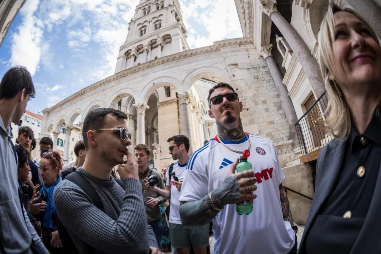 UFC prvak zapalio Split: Aspinall nosio dres Hajduka pa odu&scaron;evio svojom pojavom na Peristilu