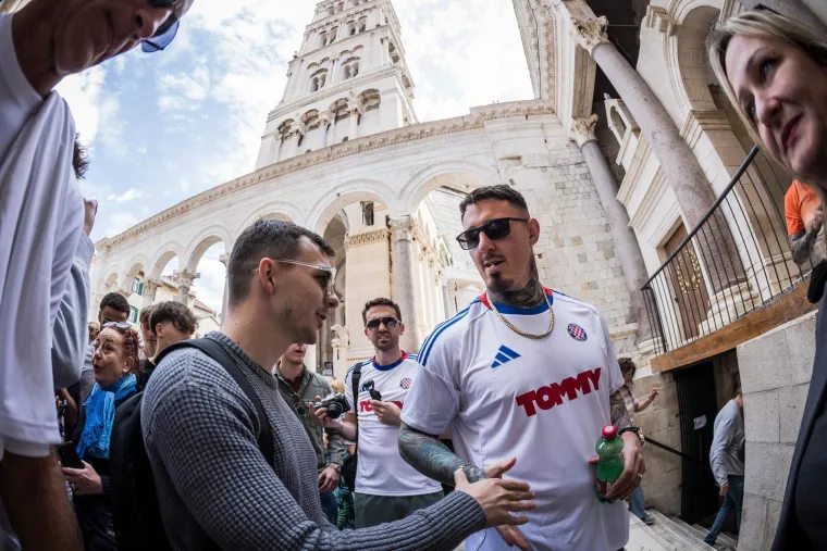 UFC prvak zapalio Split: Aspinall nosio dres Hajduka pa odu&scaron;evio svojom pojavom na Peristilu