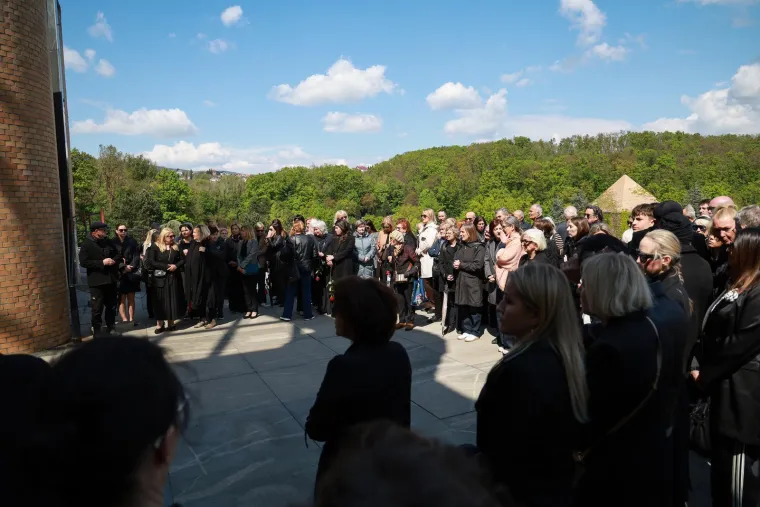 Prizori s Krematorija tjeraju suze na oči: Obitelj i prijatelji opra&scaron;taju se od Danijele Car