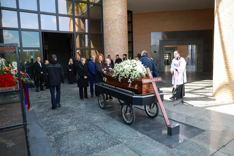 Prizori s Krematorija tjeraju suze na oči: Obitelj i prijatelji opra&scaron;taju se od Danijele Car