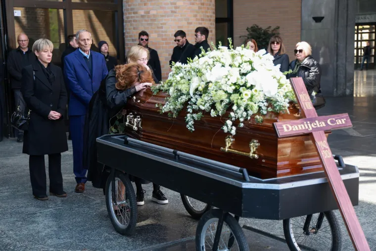 Prizori s Krematorija tjeraju suze na oči: Obitelj i prijatelji opra&scaron;taju se od Danijele Car