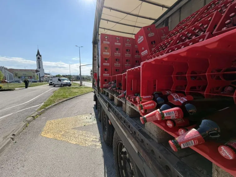 Pogledajte kaos u Karlovcu! Iz kamiona ispalo stotinu gajbi piva: Policija sprječavala građane da kradu