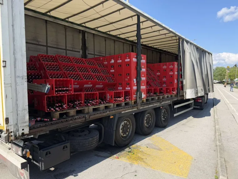 Pogledajte kaos u Karlovcu! Iz kamiona ispalo stotinu gajbi piva: Policija sprječavala građane da kradu