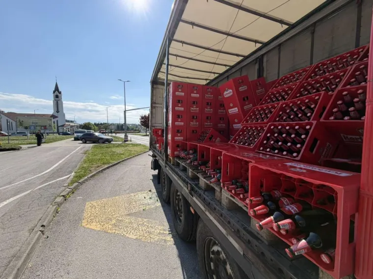 Pogledajte kaos u Karlovcu! Iz kamiona ispalo stotinu gajbi piva: Policija sprječavala građane da kradu